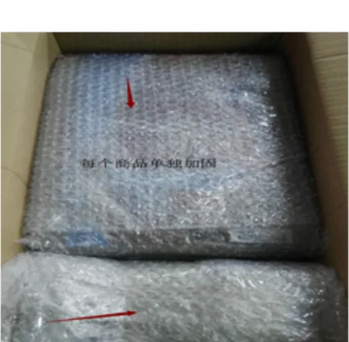 The second photograph in the fragile group of the PonyBuy packing standard, looking down into a carton at an item wrapped in bubble film, with two red arrows and a Chinese note reading that every item is reinforced on its own.